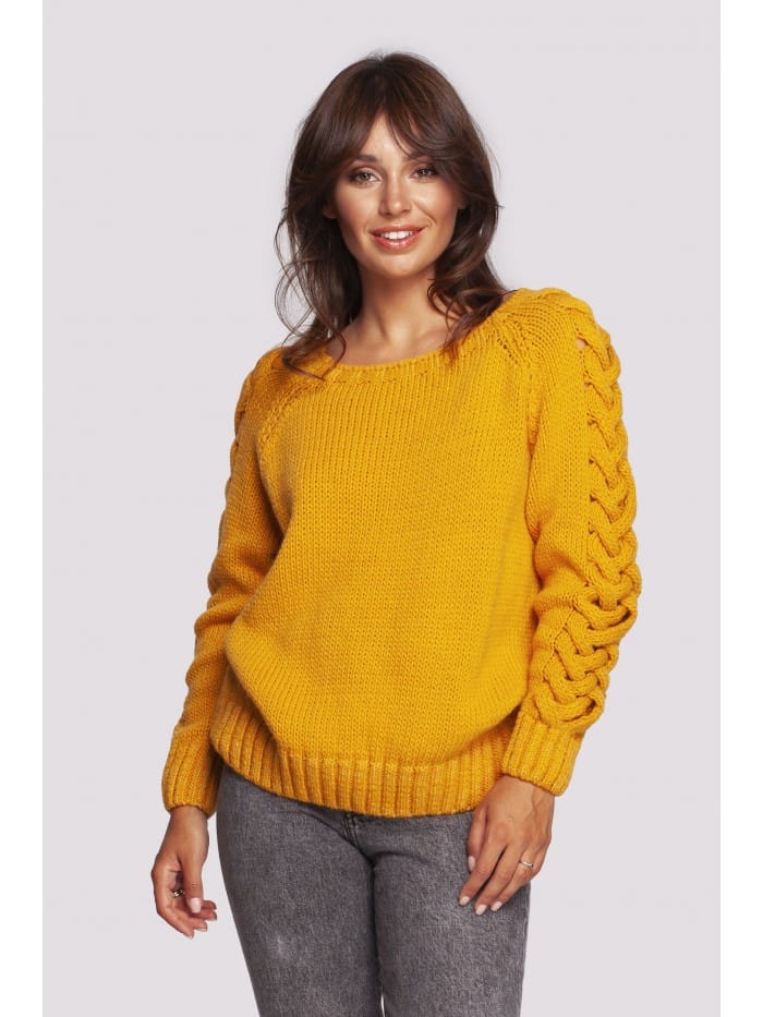 BK090_Sweter_z_szerokim_dekoltem_i_warkoczem_na_rekawach_miodowy