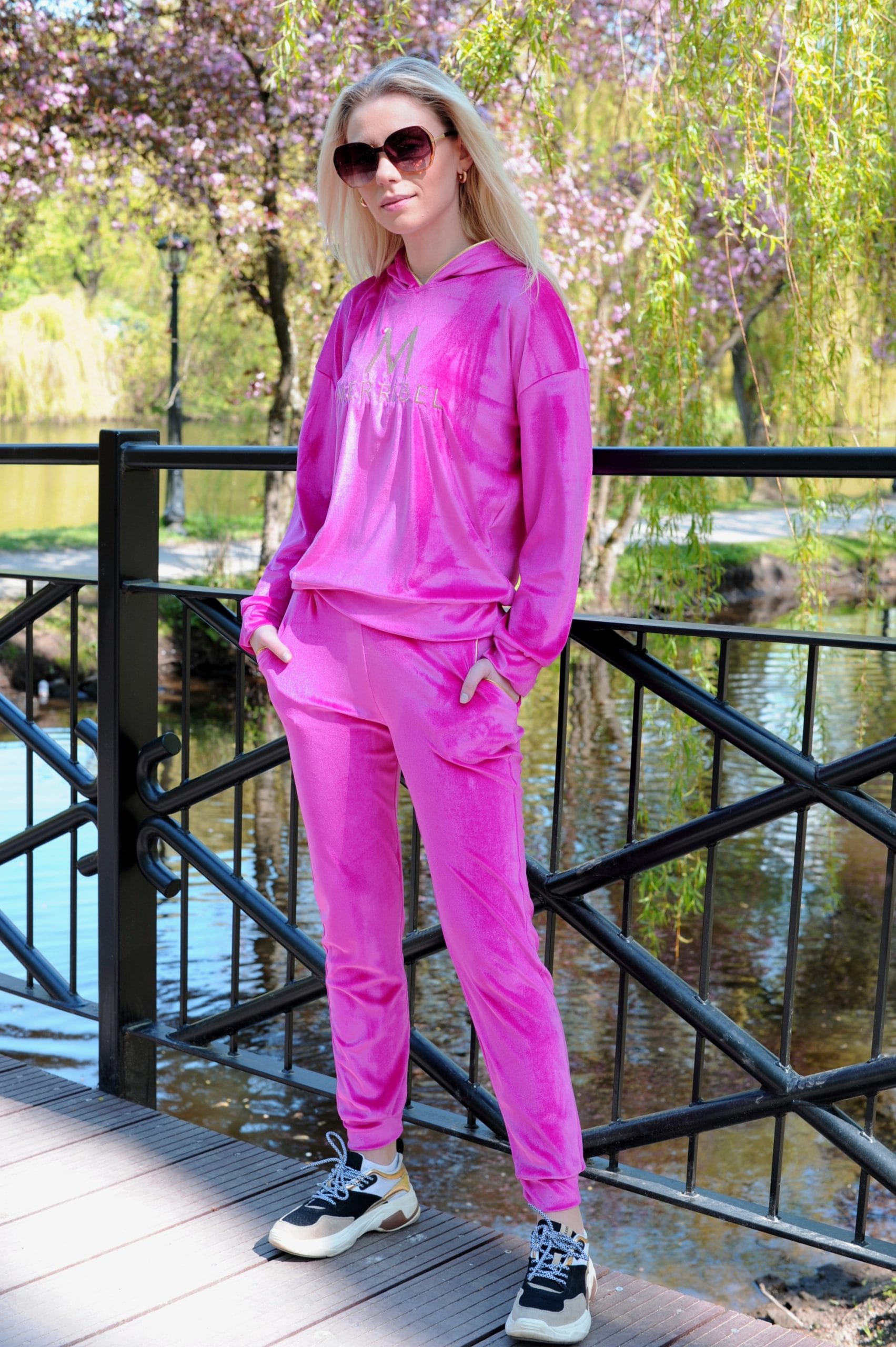 Dollien_FuchsiaFuksja_welurowy_komplet_dresowy_z_kapturem_Merribel