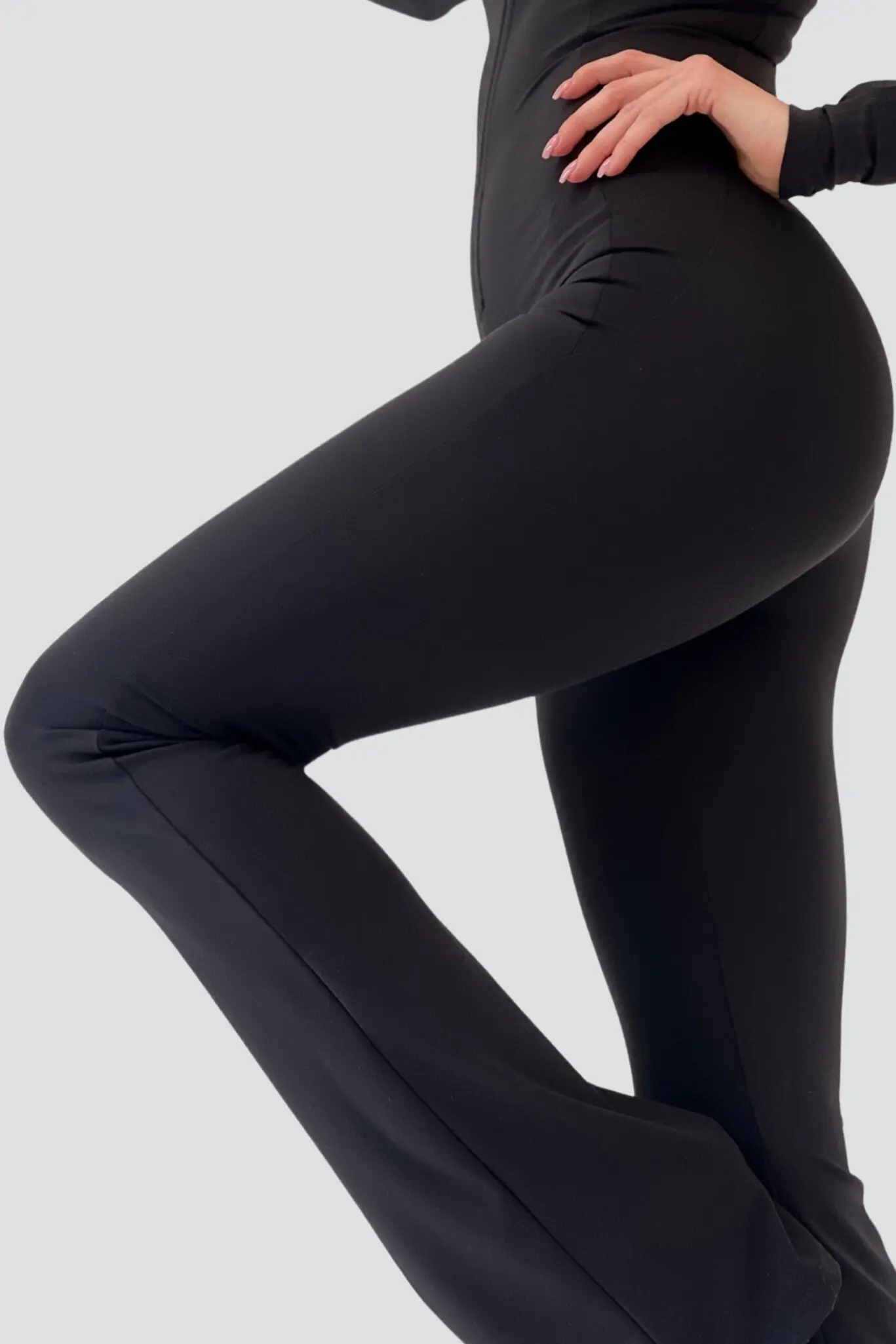 Kombinezon czarny z rozszerzonymi nogawkami - obrazek 4