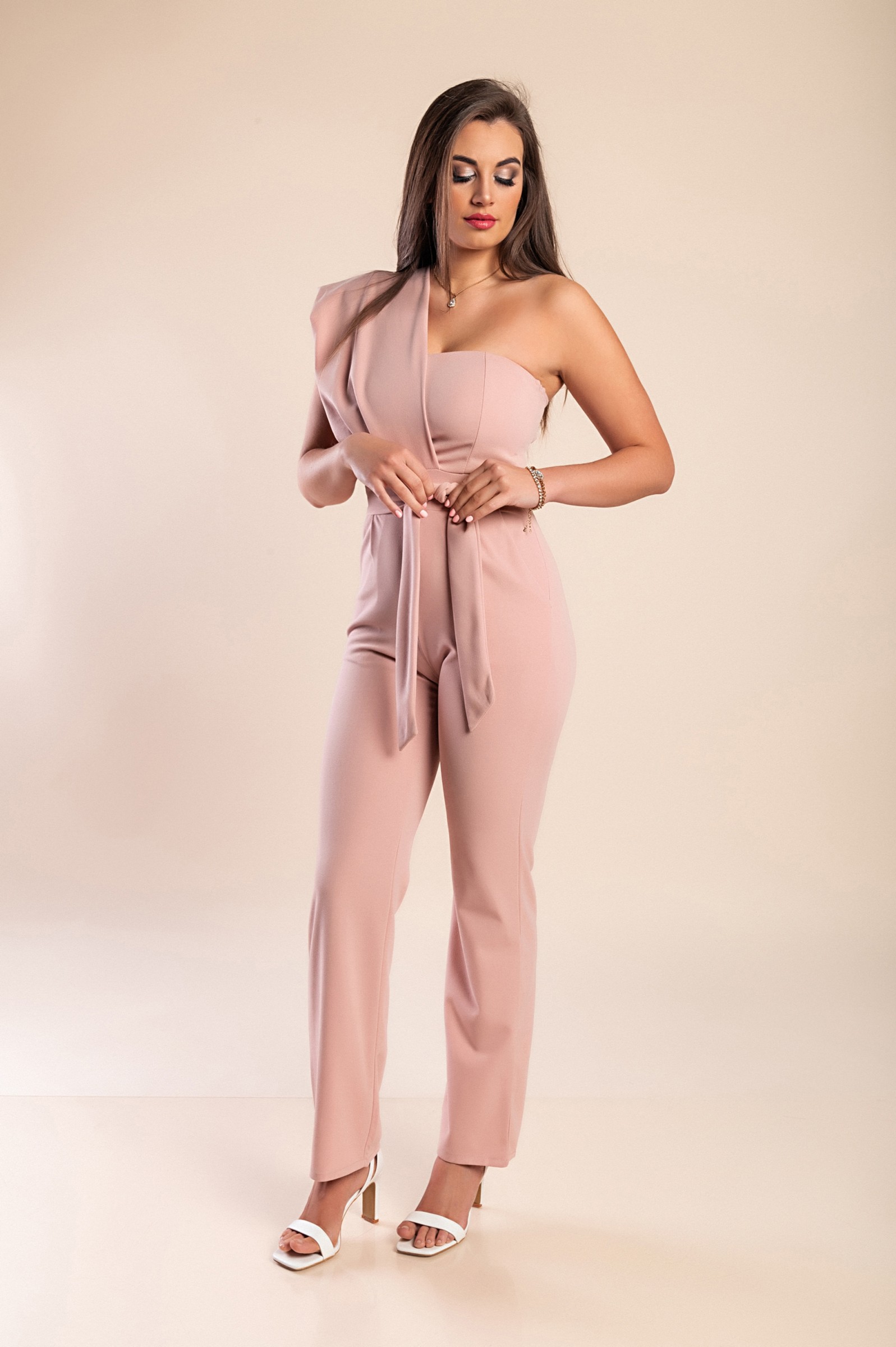 Elegancki kombinezon z asymetrycznym dekoltem - obrazek 2