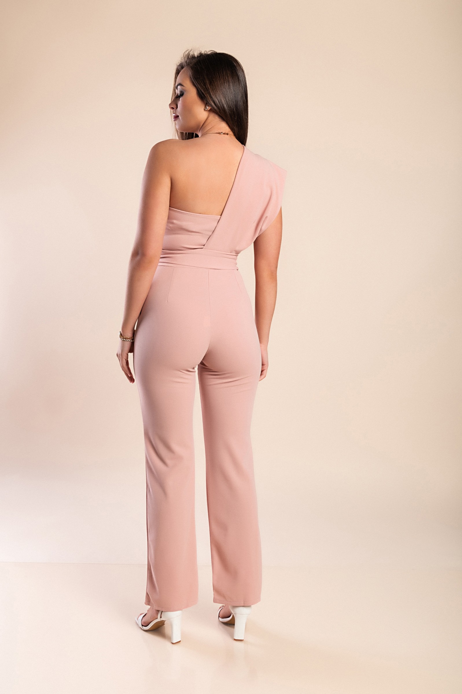 Elegancki kombinezon z asymetrycznym dekoltem - obrazek 3