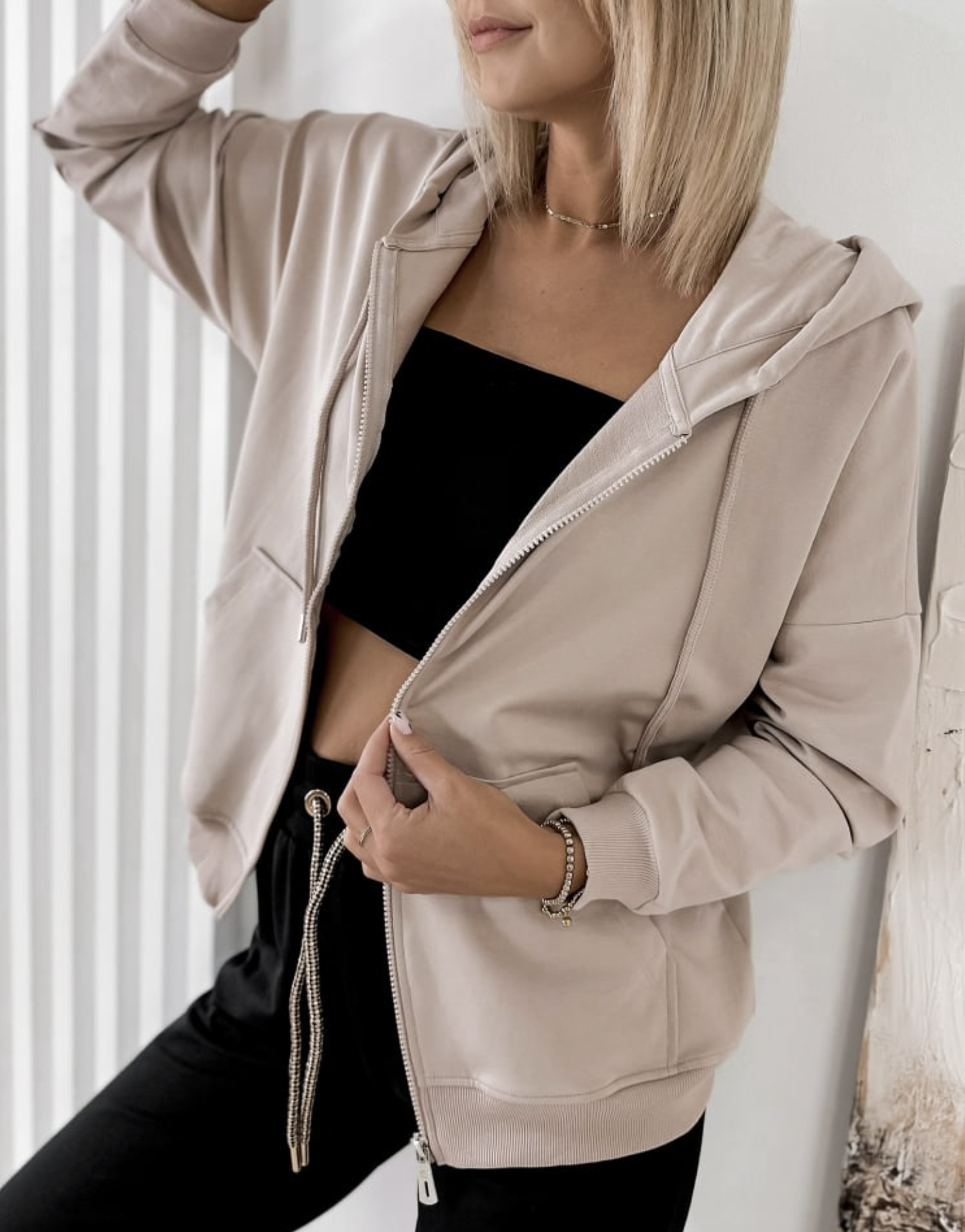 Bluza dresowa z kapturem - obrazek 3